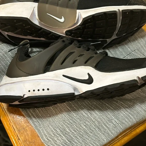 NWOT Nike Air Black and White Shoes size 11